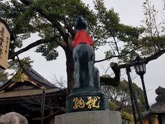 向かって右の狐