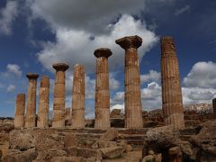 エルコレ（ヘラクレス）神殿。周囲に転がっている、崩れた石柱を復元した、８本の石柱があります。