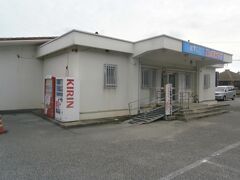  石垣島行きのターミナルに隣接する土産物屋で仲間川クルーズのチケットが発売されています。