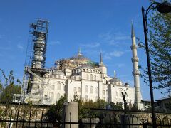 　スルタンアフメットモスク。世界一美しいモスクと評されるらしいが今回はスルー。
　かつてはここがトルコで唯一の６本尖塔モスクだったが、近年完成したチャルムジャモスク（クルーズ船から見えた）も６本尖塔を持つ。