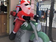 DFSギャラリア近く、レンタルバイク屋前のライダーサンタさん