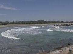 海まで出ました。空はきれいに晴れ、この海がアメリカ大陸まで続いていると思うと、感慨深いです。