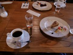 そして赤レンガ倉庫の中にある喫茶店でケーキを堪能。
量は少なめで、おしゃれなスイーツ。この日の夕食の量のことを考えれば、丁度良かったです。