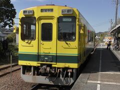 駅に戻ってお土産を買うと、次の列車が来ました。こちらのいすみ300形は、セミクロスシートでトイレ付きです。