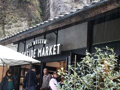 外にROCKSIDE MARKETというお土産屋さん兼カフェがあります。