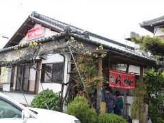 友人の今回の旅のマストアイテム佐野ラーメン。
昼食を我慢して宇都宮動物園を満喫してから、15時ごろ佐野まで東北道を使ってやって来ました。
どこのラーメン屋さんに行こうか、作戦会議の為に停まったコンビニのすぐ近くにあったラーメン屋さんが賑わっていたので、山銀さんに入ることにしました。
