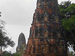 次に訪れたのは、ワット　マハータート
アユタヤ王朝初期の寺院
ワット（寺院）＋マハータート（ブッダの遺灰、遺骨）

ビルマ軍との数々の戦火の後、
ついに陥落したアユタヤ王国

廃墟となった寺院です。