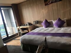 Wallsun Hotelに到着。Hotels4Changeという、旅行代金の5%がビッグイシューに寄付されるプログラム（http://www.hotels4change.org/japan/）を通じてBooking.comで購入。そもそもこの部屋が日本の宿より広いわりに安かったから台湾に行くことを決めたきっかけだった。予想通り広くて快適（隣室の水回りの音が聞こえるとか問題少しあったけど許容範囲内）。わーい！