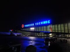 イスタンブールに到着すると、辺りは真っ暗。
何だか、この空港に来る時はいつも夜……。