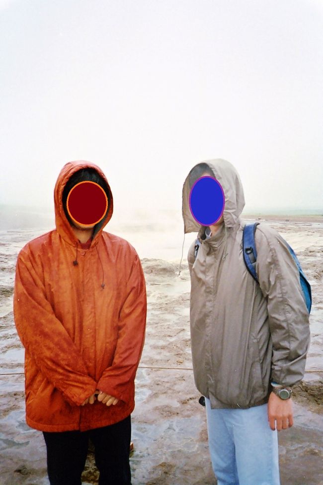 しかも、この日はあいにくの空模様。いきなり朝早くから連れまわされた友人もずぶ濡れで