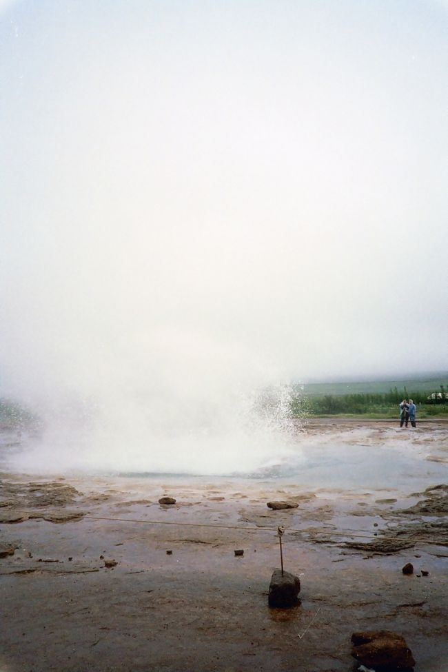そして突然、地熱に熱せられた熱湯が噴き上げられる