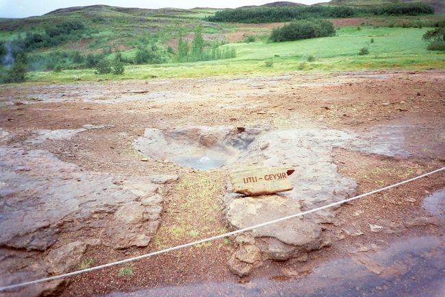 古くから間欠泉として有名だったゲイシール。実は20世紀初頭から活動が縮小し、一時はほとんど停止状態に。ただ、数百メートルの距離にあるストロックルが比較的頻繁に熱湯を噴出している。今ではそちらがメーンの観光スポットになっているのだけれど、2000年の地震で再び活動するようになったゲイシールも1日数回は湯を噴き上げるとのことで、時には60～70ｍもの高さになることもある。ただ、それは気まぐれ。一日待っても「大噴火」を見られるかは運次第