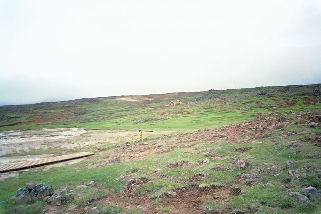周辺は点々と岩が転がっているものの、夏の間にわずかに芽吹く緑がアクセントに