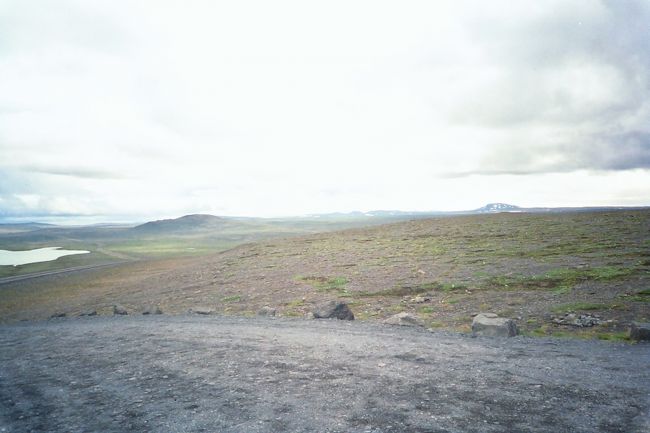 バスはアイスランド内陸の荒涼とした未舗装路を進み