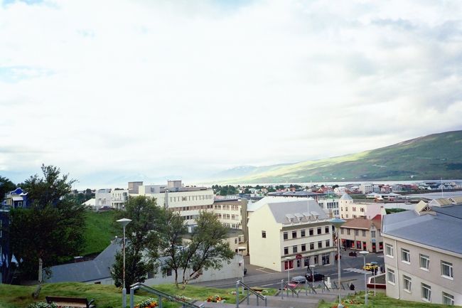 アイスランド第2の都市だけど人口は１万7000人ほど。「夏の観光シーズンは賑わいを見せる」とのことだけれども、街中には人陰もまばら