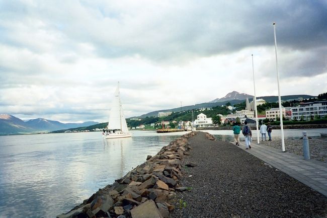 ゲストハウスを探して宿を確保し、翌日の夜（ほぼ白夜なんで明るいけど）にレイキャビクへ向かう飛行機のチケットも確保する。心配性の私は事前に日本の代理店で「キャンペーン料金」なるもので手配済みだったけど、現地で直接購入する方が３割くらい安かった。今では考えられないことだけど