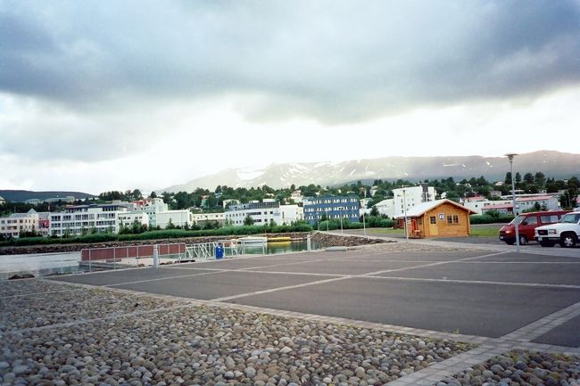 一夜明けたらアクレイリ周辺をレンタカーを借りて巡ります。前日にレンタカー会社で「オートマ」を申し込んだはずが、用意されていたのは「マニュアル」。慣れない外国で左ハンドルのマニュアル？　東京からきた２人は「無理」ってことで、ここはロンドン駐在の友人（英国も日本と同じ右ハンドルだけど）にすべて託すことに