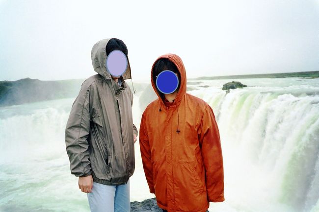 流れ落ちる水量は豊富で柵もなくぎりぎりまで近づけるので