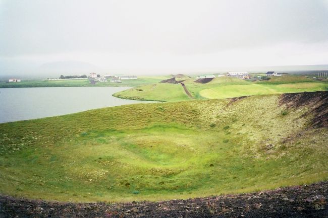 クレーターのようにぽっかり空いた窪みや