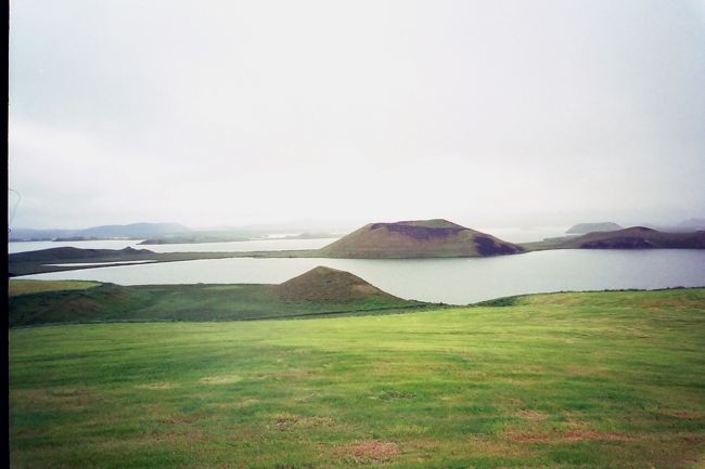 噴火して山頂がクレーターのようになったように見える小高い丘など、独特な地形の湖畔をドライブするだけでも面白い