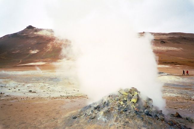 噴出する蒸気、辺りには硫黄の臭い