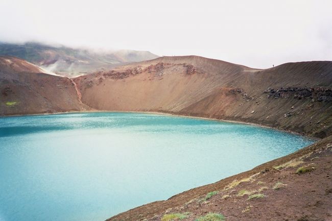 青く輝く火口湖が目の前に