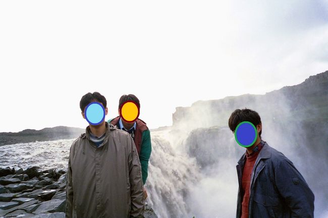 アイスランドでも屈指の絶景。水煙が舞う中で3人で記念の１枚を