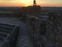 明日は鷲巣村、マルヴァオン Marvao に行きます。バスステーションで前もって往復を買うことができました。楽しみ！

ということでパート１を終えます。

パート2は
鷲巣村マルヴァオン→古都オビドス Obdos→　リスボン Lisboa → シントラ Sintra になるかと思います、が。あまりちゃんと計画していないのでどうなるかしら～

写真はモンサラーシュ城で夕日を撮ろうと構えるお兄さん。

お粗末さまでした！続く！