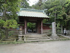 次に海蔵寺を目指しながら、途中のお寺へ寄り道。
裏の墓地に、北条政子様のお墓があります。（と言われていると看板に書いてありました）