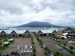 錦江湾と桜島が見えます。
またしても、しつこく山頂には雲がかかったままですが(´Д` ;)