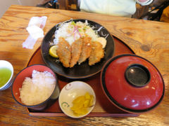 魚フライ定食と貝汁　960円。

この他にも、みなと膳1580円、貝汁定食860円、
焼魚定食860円などがありました。