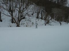 赤坂田駅に停車中です。雪に埋まる標識との距離感からみて、昔は行き違いの出来た駅で、雪の下には使われなくなったホームがあるでしょう。