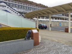 いわて沼宮内駅で下車しました。新幹線停車駅だけあって好摩駅よりも立派でした。
周辺地図を見て、行こうかなと思った所はあったのですが、距離から往復の時間と列車のダイヤを見て別の駅周辺を歩く事にして、この駅では周辺を歩いた後はマフラーを巻いた犬と戯れました。