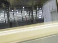 青森県の八戸駅です。青森から目時までの青い森鉄道は、時刻表を見ると通しで走る列車は無く、必ずこの駅で乗り換えになるようです。
日も落ちて景色も見えず、後は遅れる事なく走って欲しい所ですが、
途中の駅で若者が1万円札しかないという事で、ワンマンの運転手さんと一緒に車両を出て2人でどこかへ消えていき少し焦りましたが、その後
無事に安ホテルのチェックイン受付終了時刻には間に合いました。
