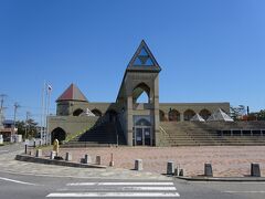 海岸の所に建っていた「月の沙漠記念館」。
砂浜の砂で作った造形のような建物。
今回は時間がなくて行けなかった。
