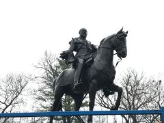 クィーンズパークにやって来ました
雨だけでも残念なのに、なにやら公園全体が修繕工事なのか？囲いがされていて雰囲気もイマイチでした( ;∀;)