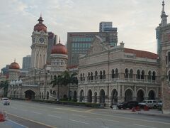 さらに進むと銅製の丸いキューポラが目印のスルタン・アブドゥル・サマド・ビルに出る。マレーシアに現存する植民地時代を代表する建物。