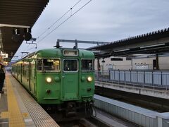 朝食をコンビニで買い出し、福知山駅を5時半に出る始発の快速電車東舞鶴行きに乗車。