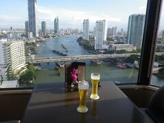 【ホテル選択経緯】
1軒目1泊はJAL海外ダイナミックパッケージの中から、シャングリラを選択。本当はシャングリラウィングよりグレードが高いというクルンテープウィングに泊まりたかったのですが、パッケージに部屋設定がありませんでした。仕方なくシャングリラウィングで一番高かったエグゼクティブリバービューでホライゾンクラブ利用にしてみました。リバービューというだけあって、本当に窓の外の川の景色がよかったです。写真はホライゾンクラブでのイブニングカクテルとカナッペタイム。