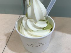 口直しに、羽田空港でキハチのソフトクリームを食べました。
前回の沖縄は帰りの便が大幅に遅れてしまい、残念ながら到着したときにはキハチがすでにクローズしてしまって食べられなかったのです。
なので、念願のソフトクリーム。