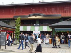 嵐電の嵐山駅は周辺にお店も多く、まさに観光地の真っただ中で混んでいます。