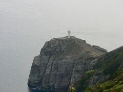 あの先に大瀬崎灯台があります。

灯台までは起伏がある道で、往復１時間余かかると聞いて行くのを断念しました。
観光客の方はほとんどこの展望台で鑑賞して帰るようです。

のちに、地元の人に「行かなくて正解です」と言われました。

ここでのこの景色が一番だそうです(*^-^*)