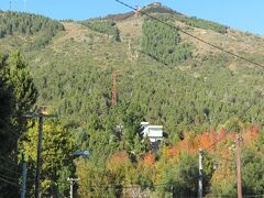 これからあの山頂まで登ります。いい天気。