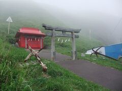 　付近を散策、ペシ岬の麓に厳島神社が祭られていたので参拝、予定通り、無事帰れるように祈った。