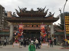 そして、台北で最も歴史のある龍山寺到着。
創建270年前、沢山の神様が祀られていて、願い事をすればご利益があるそうで、観光客以外に地元の方がたくさんお参りに来られていました。