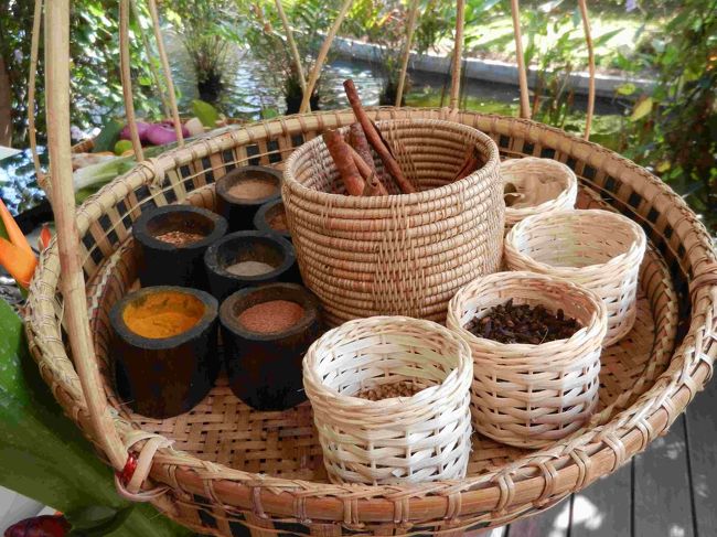 早く来たので写真を写します。<br />スパイス類。こういう入れ物だとおしゃれだなあ。