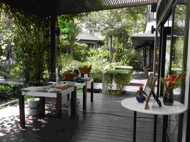 レストランとスパの建物の間にある建物です。<br />料理をするのは外でのようです。