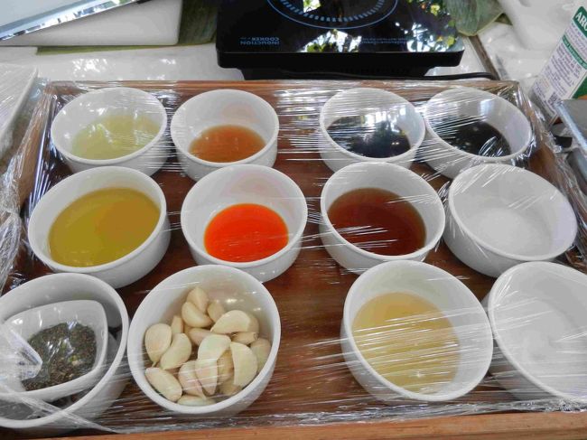 調味料。最初から計ってあります。<br />（こうなってると早くできますね。）