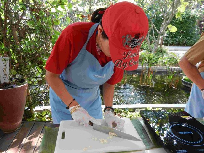 開始！<br />チャンチャカ、チャカチャカ、チャンチャンチャーン。（きょうの料理）<br /><br />一品目の前菜。<br />前菜はトート・マン・グーン　Thord Man Goon　えびのすり身の揚げ物、<br /><br />まず、にんにくをみじん切りにします。<br />包丁が家のものと違うのでなんだか切りにくいな。<br /><br />