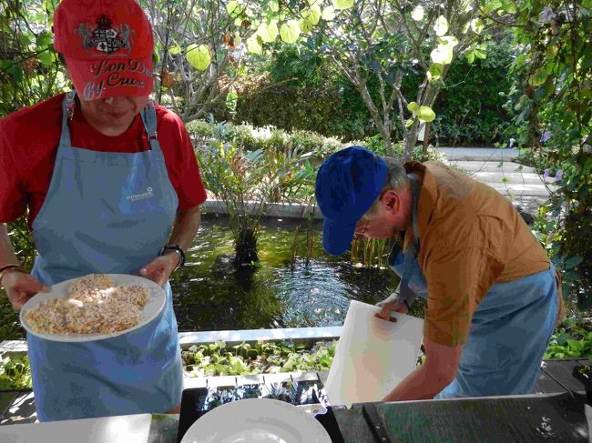 適当な大きさに丸く形を作って、小麦粉、卵、パン粉をつけます。<br /><br />適当な大きさってところが難しい。どんどん大きくなるー。<br />夫が大きすぎって注意するのですが、どうもいつも作っているハンバーグの大きさになってしまいます。